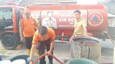 BPBD Bandar Lampung Salurkan Air Bersih, Bantu Warga Sukarame II yang kekurangan Pasokan Air bersih akibat Musim kemarau.